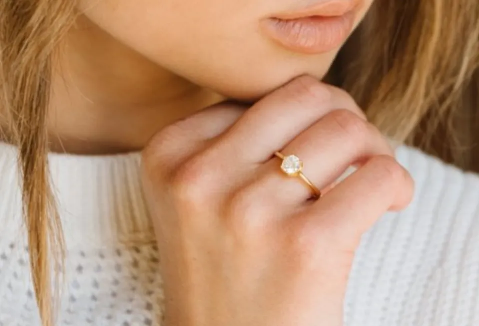 Dla jakiej kobiety pierścionek zaręczynowy Pure Lily 0,12 ct?